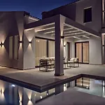 Vilă Estelle Villa, A Flamboyant Escape With Pool, By Thinkvilla *