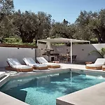 Vilă Estelle Villa, A Flamboyant Escape With Pool, By Thinkvilla