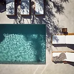 Vilă Estelle Villa, A Flamboyant Escape With Pool, By Thinkvilla Romírion