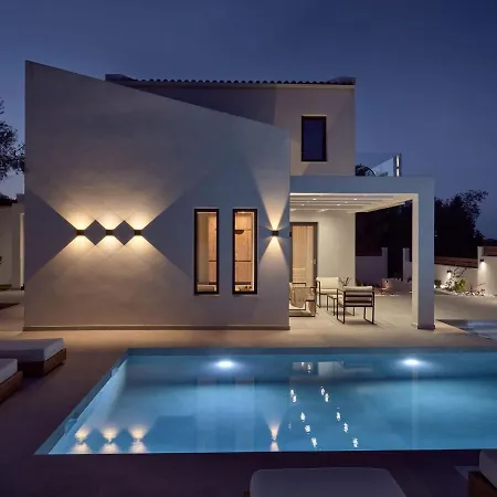 Estelle Villa, A Flamboyant Escape With Pool, By Thinkvilla ヴィラ Romírion